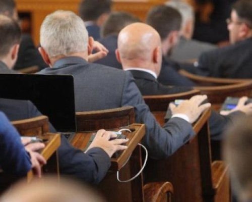 Депутатите излизат в извънредна едномесечна ваканция