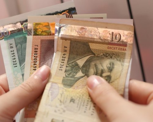 Изземват пари на границата за дългове към НАП