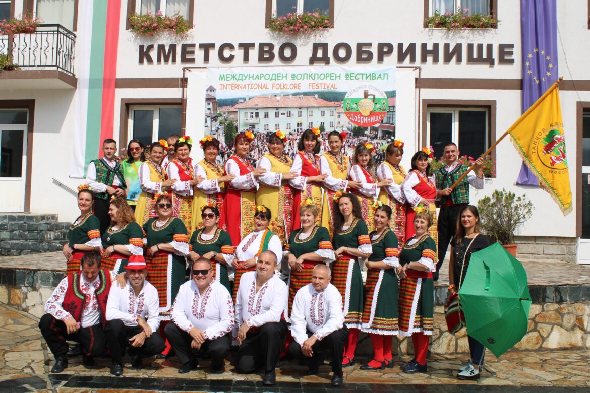 Фолклорен фестивал Шарена стомна събра хиляди в Добринище