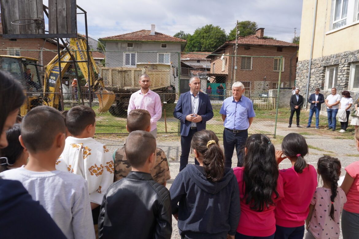 С официална церемония Първа копка започна изграждането на спортно игрище за мини футбол в Горно Драглище