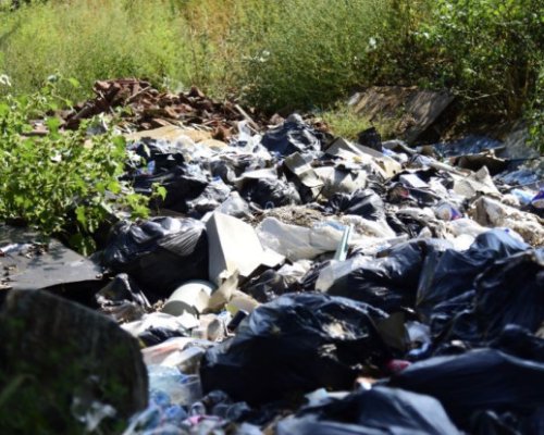 Нерегламентирано сметище край река Струма