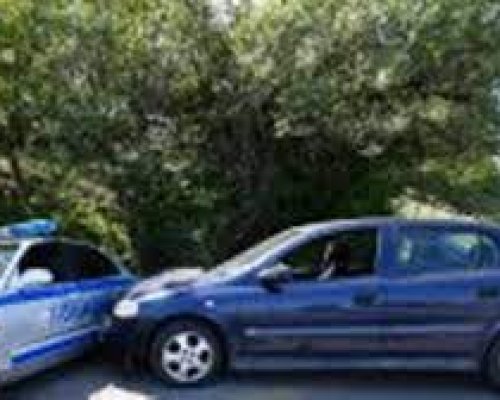 Мъж направи опит за изпревари и се заби в полицейски автомобил в Благоевград