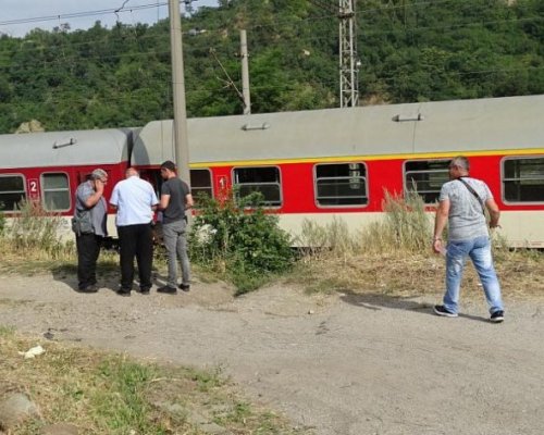 Пътници от влака София - Благоевград чакаха над час на гара Делян
