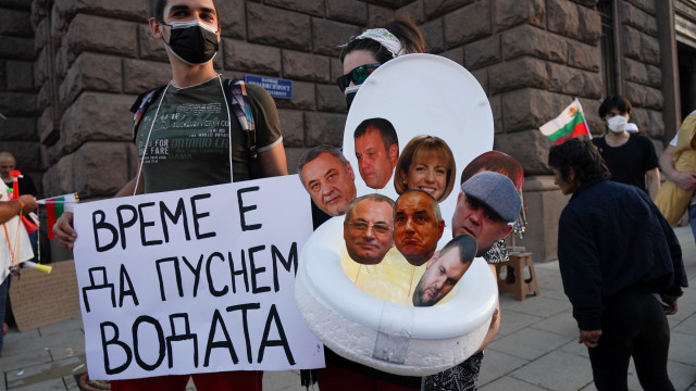 Илко Стоянов протестираше срещу Борисов: Кюлчета, шкафчета, оставка и мутри вън