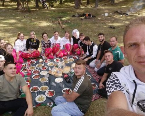 Абитуриенти от Рибново си спретнаха горско парти с офроуд преживявания, бране на гъби и богата трапеза