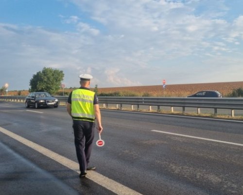 Дрогиран тираджия помете кола в аварийна лента, 23-годишна загина