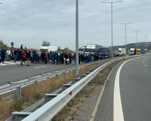 Страшна тапа! Над 10 км опашка на АМ Струма заради протеста
