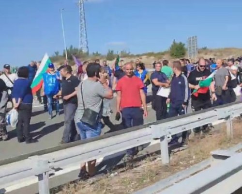 С възгласи Напред  протестиращи разкъсаха полицейския кордон край АМ Струма