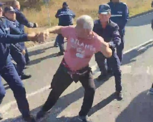 Напрежението ескалира! Първи кадри от сблъсъка между протестиращи и полиция на АМ Струма