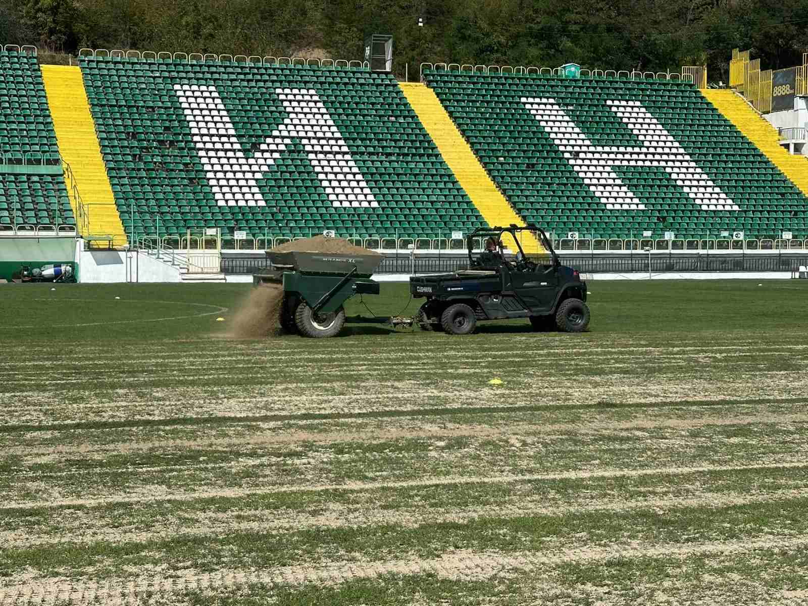 Започна подмяна на тревата на стадион Христо Ботев