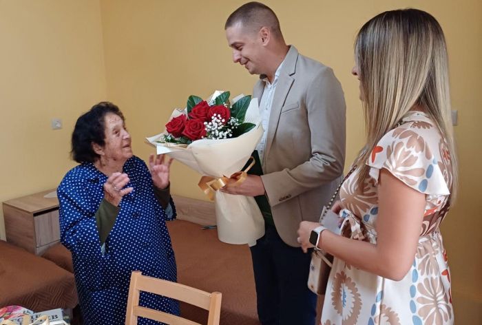 Торта и червени рози за 100-годишния юбилей на баба Люба от Гоце Делчев