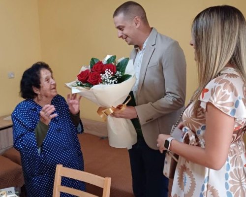 Торта и червени рози за 100-годишния юбилей на баба Люба от Гоце Делчев