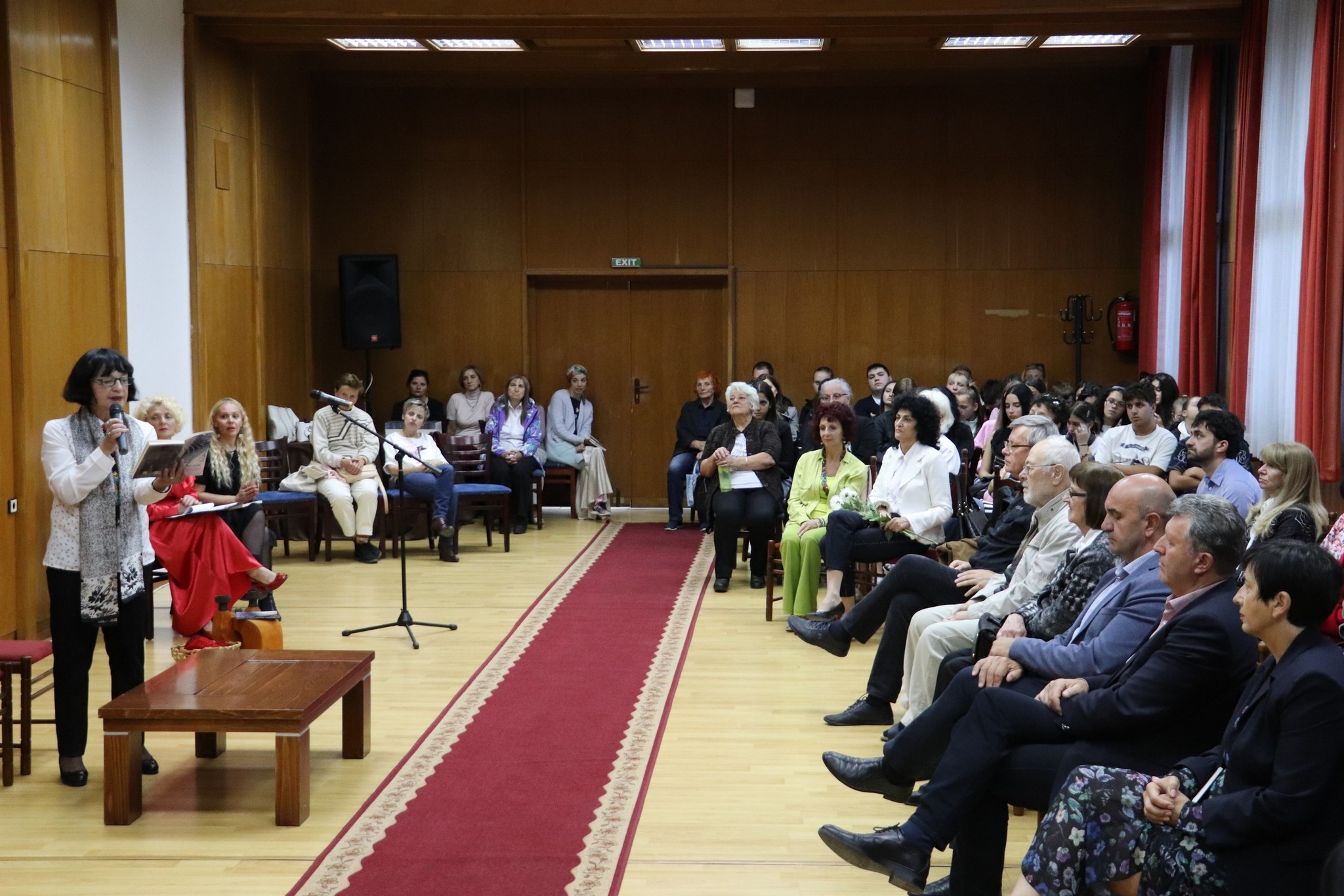 Боряна Калистрина представи в родния си град Банско своята книга  Всеки ден е четири следобед