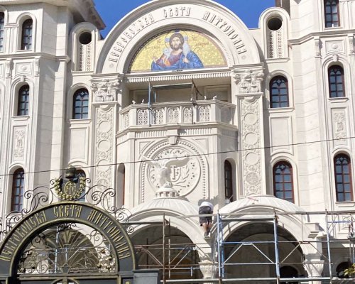 Изящен орел грейна на входа на Неврокопска митрополия