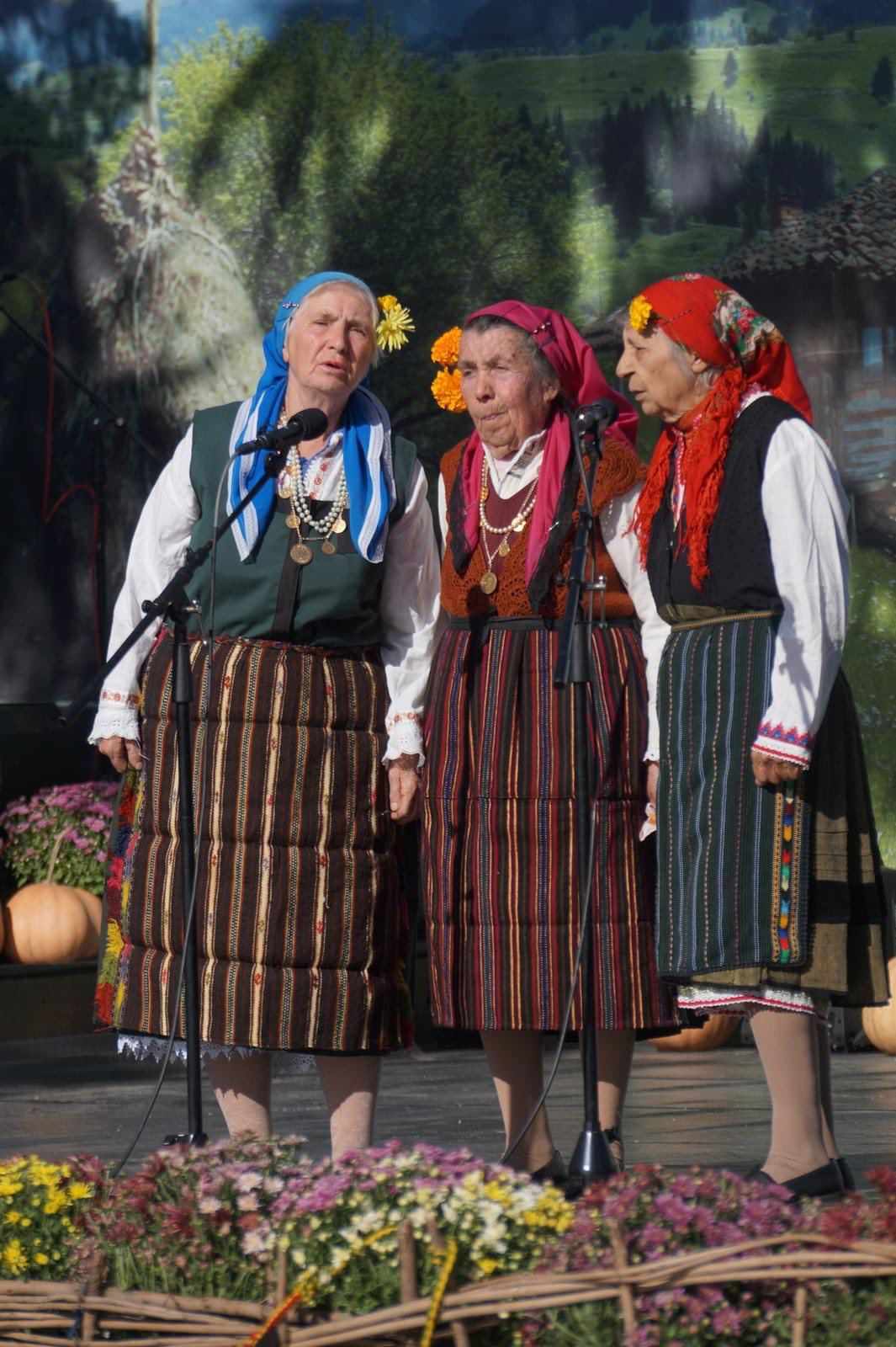 Самодейните състави в Крупник с достойно представяне на фестивала  Малешево пее и танцува