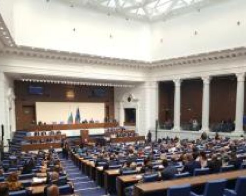 Депутатите прекъсват ваканцията си ударно заради вота на недоверие и председателски съвет