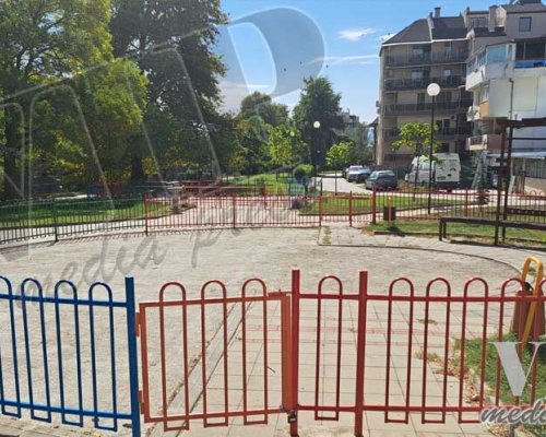 Община Благоевград заключи две от детските площадки в парк  Арена