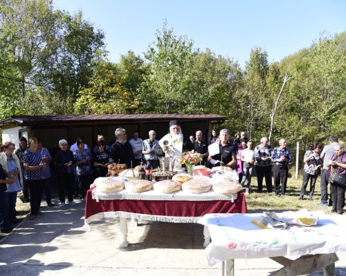Стотици миряни почетоха в аванс Св. Лука на свещено място край село Брежани