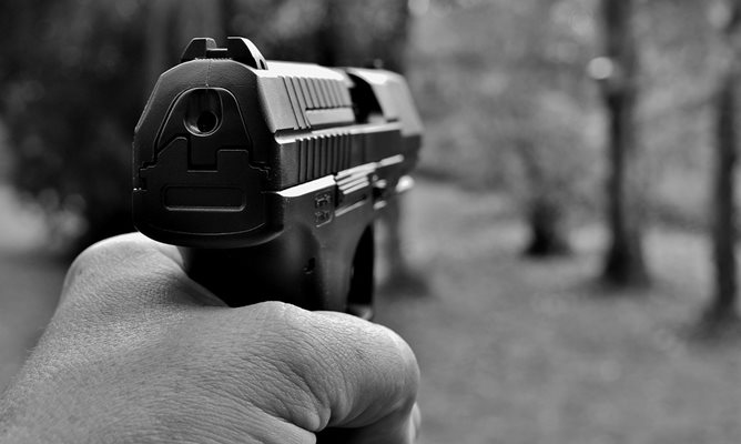Масов бой с бухалки и стрелба за момиче в Югозапада