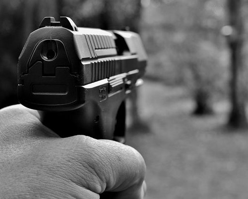 Масов бой с бухалки и стрелба за момиче в Югозапада
