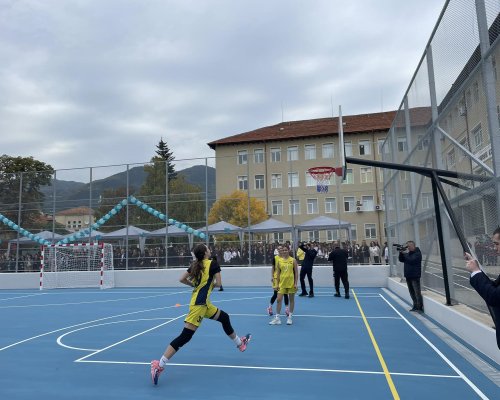Откриха модерна спортна площадка в двора на ПМГЯне Сандански в Гоце Делчев