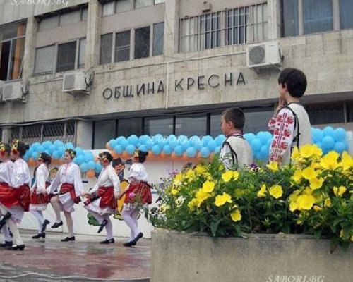 Кресна празнува