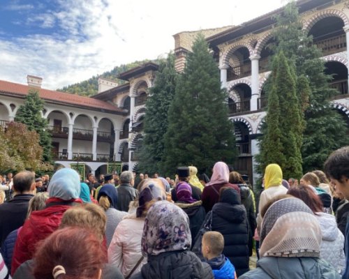 Стотици вярващи се стекоха в Рилския манастир