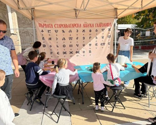Атанас Камбитов зарадва стотици хлапета! Деца твориха и се забавляваха на площад Македония