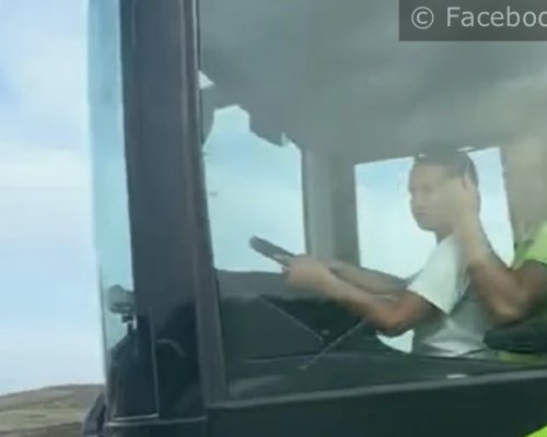 Дете шофира двуетажен автобус по родна магистрала