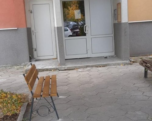 Поставиха нови пейки в Благоевград и малките населени места