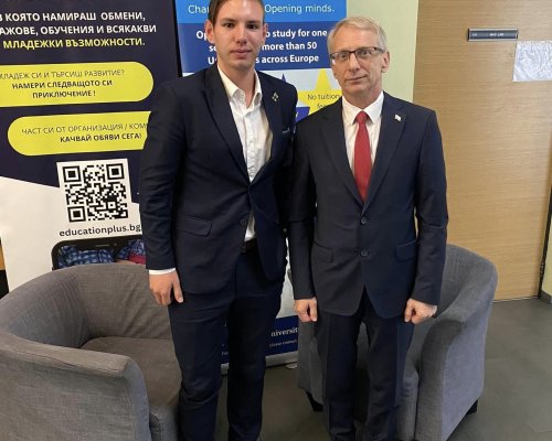 Ученик от МГ на фото с премиера Денков