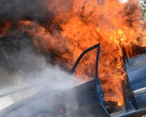 Разследват палеж на кола в Банско