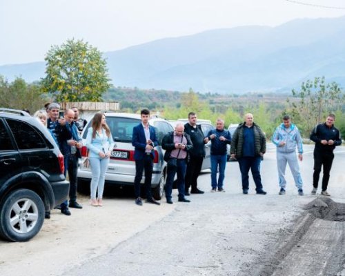 Започнаха ремонтни дейности на път в Петричко