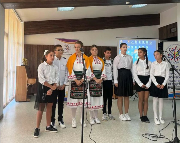 Учениците от ЦЛТРДБ с концерт рецитал по повод деня на народните будители