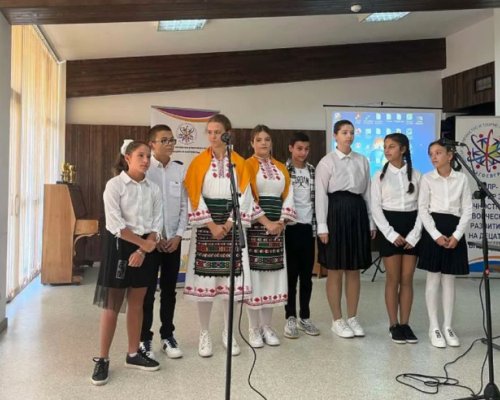 Учениците от ЦЛТРДБ с концерт рецитал по повод деня на народните будители