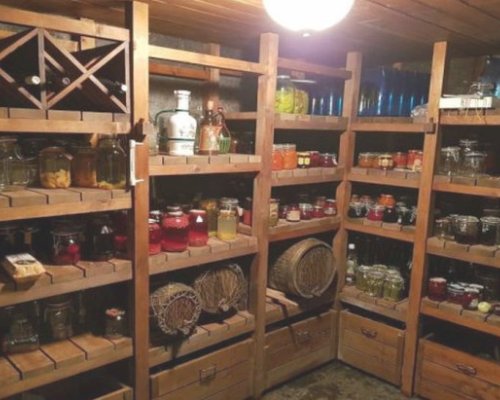 Глад: Мъж открадна буркани с месо от мазе в Банско