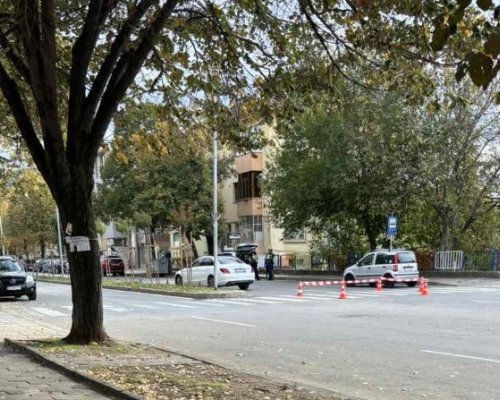 Кола помете възрастен мъж на пешеходна пътека пред Бюрото по труда в Благоевград