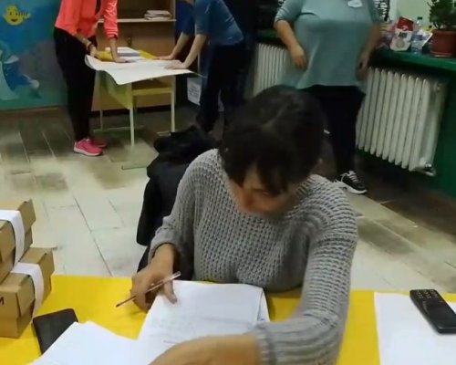 Заснеха членове на комисия да поправят бюлетини
