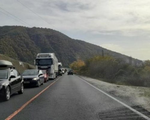 Камион аварира на Е-79 край Сандански, движението е затруднено