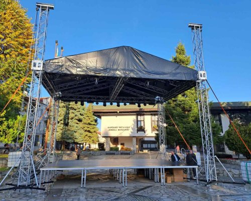 Банско вече разполага със собствена модерна подвижна сцена