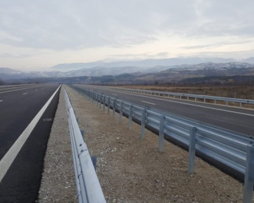 Внимание шофьори: Микробус самокатострофира на АМ Струма, карайте внимателно