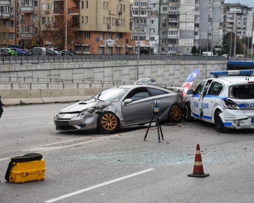 Дрогиран шофьор блъсна патрулка