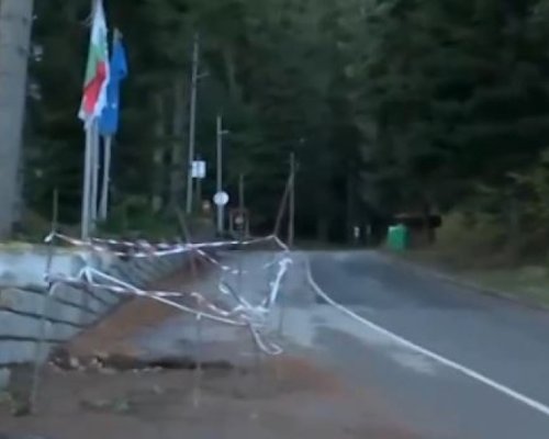 Туристи се снимат с дупки в Боровец