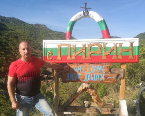 Монтират четвърта дървена статуя в центъра на високопланинското село Пирин