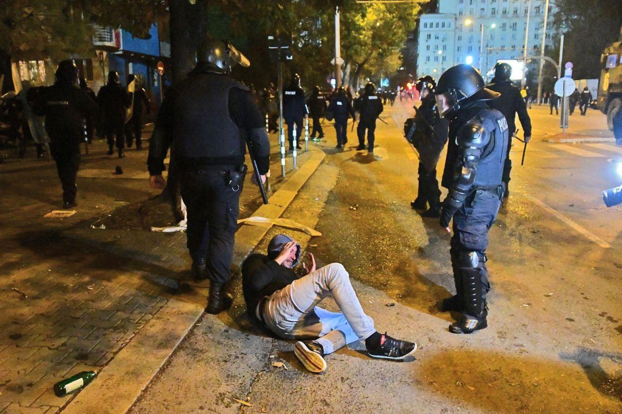 Пострадали фенове и полицаи на протеста срещу БФС и Боби Михайлов