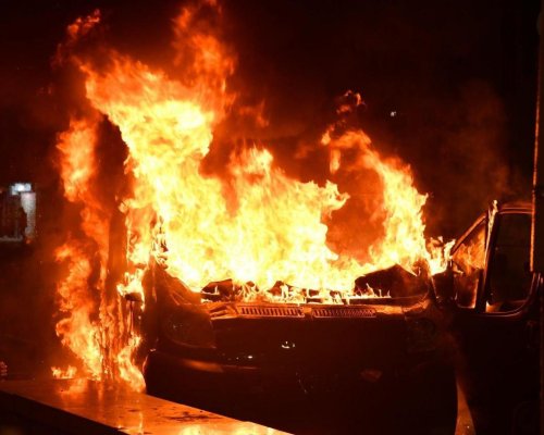 Кръв и павета, огън и вода: Пострадаха над 30 души във футболното меле в София