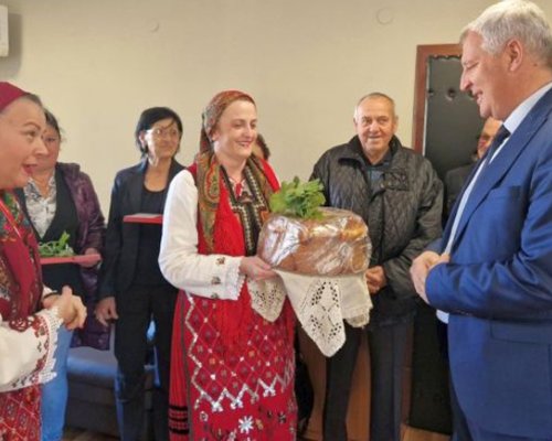 Семейства поканиха кмета на Разлог за кум на сребърните и златните си сватби