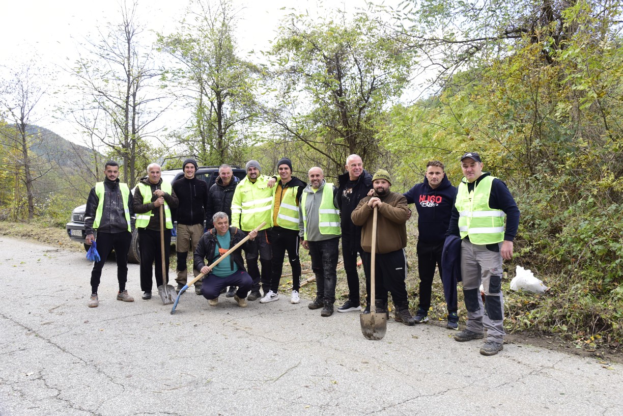 Обединени жителите на село Долно Осеново продължават пореден ден своята инициатива за почистване на пътя за селото