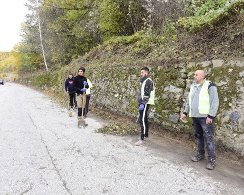 Обединени жителите на село Долно Осеново почистиха пътя за селото си