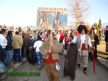 Групата от кв.  Струмско” впечатли с дългокосмести костюми, старци, мечки и традиции на фестивала в Симитли